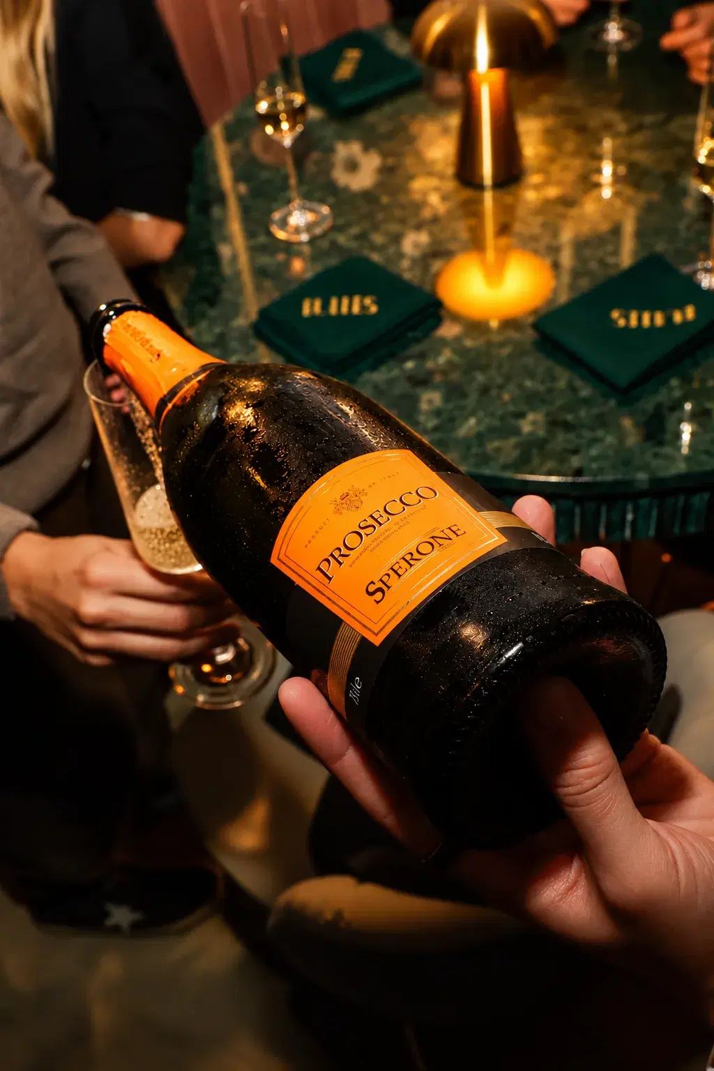 Prosecco servido en la mesa